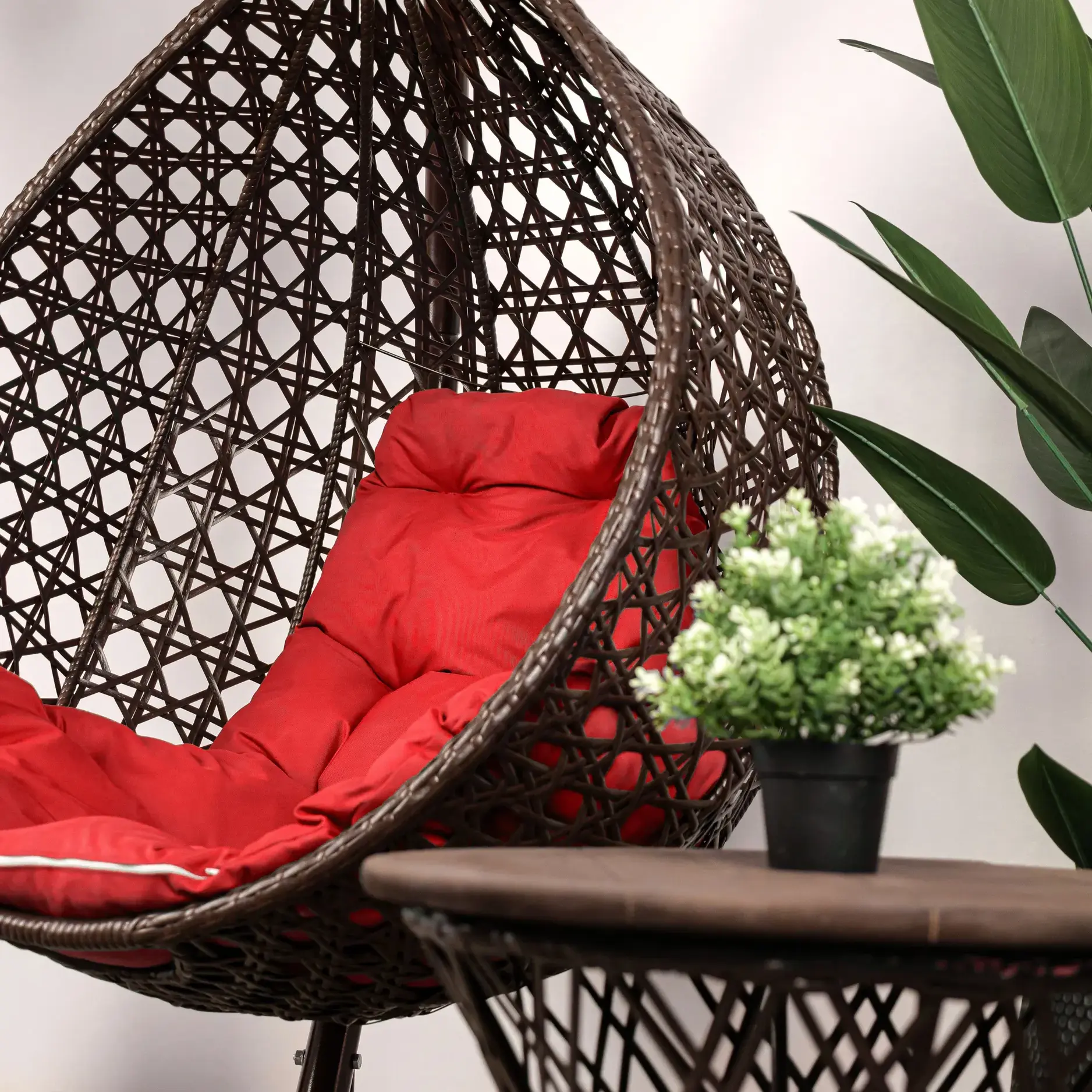 Подвесное кресло КАПЛЯ с ротангом коричневое, красная подушка