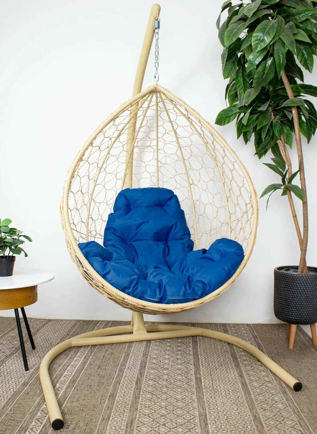 Подвесное кресло КАПЛЯ с ротангом бежевое, синяя подушка
