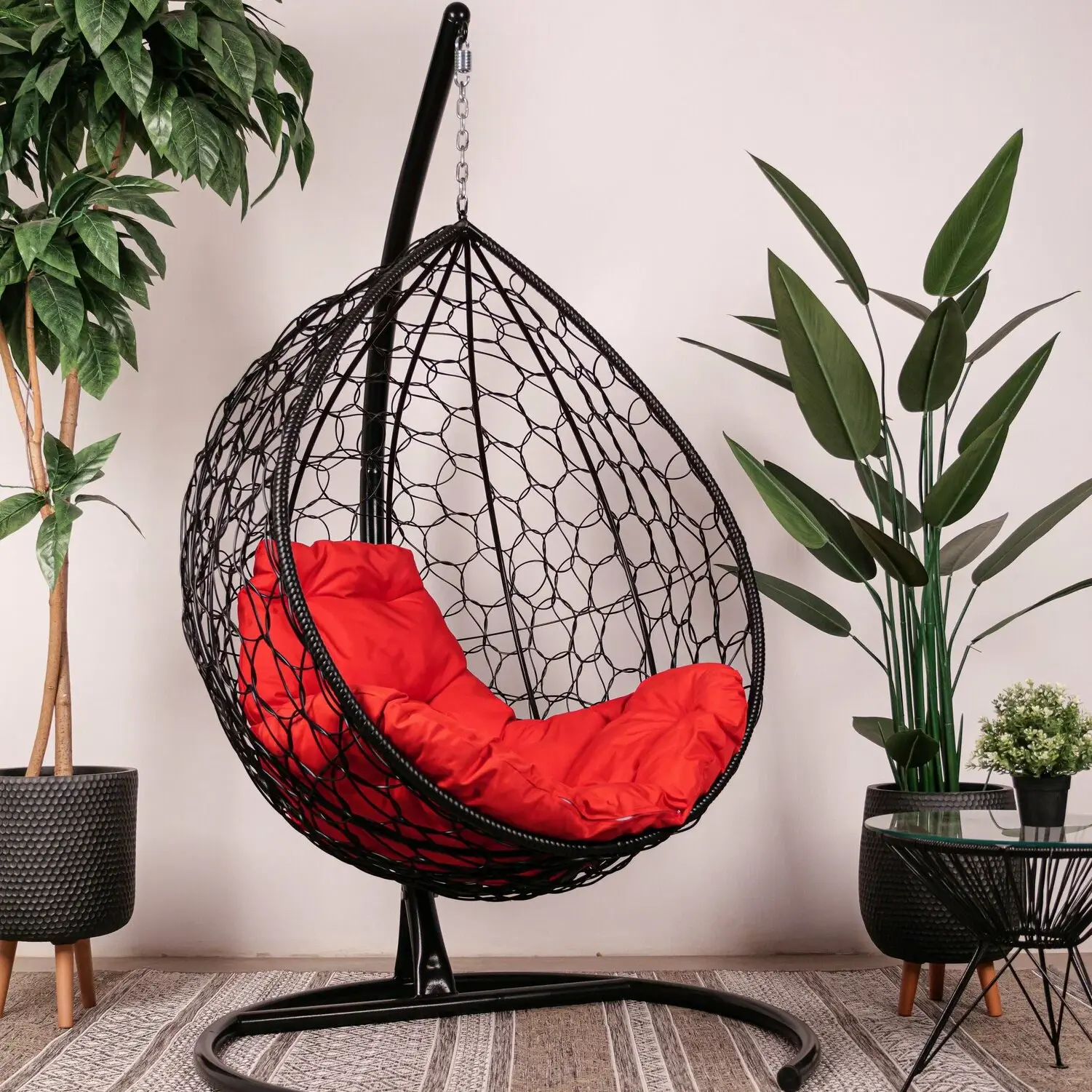 Подвесное кресло КАПЛЯ с ротангом чёрное, красная подушка