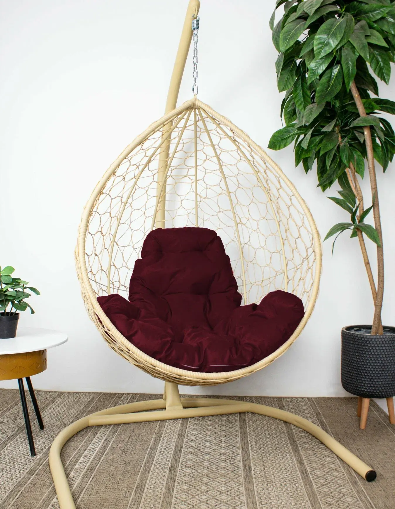 Подвесное кресло КАПЛЯ с ротангом бежевое, бордовая подушка
