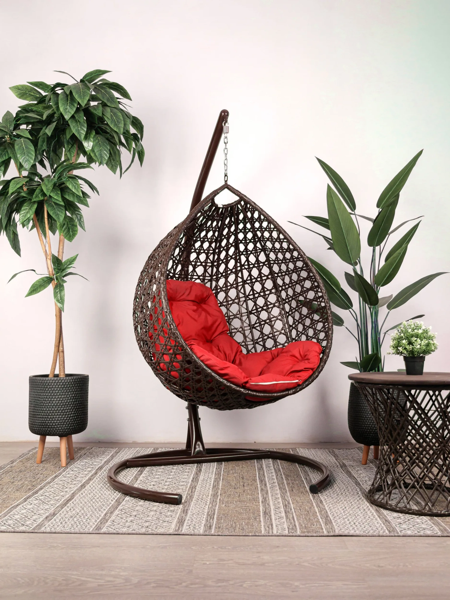Подвесное кресло КАПЛЯ с ротангом коричневое, красная подушка